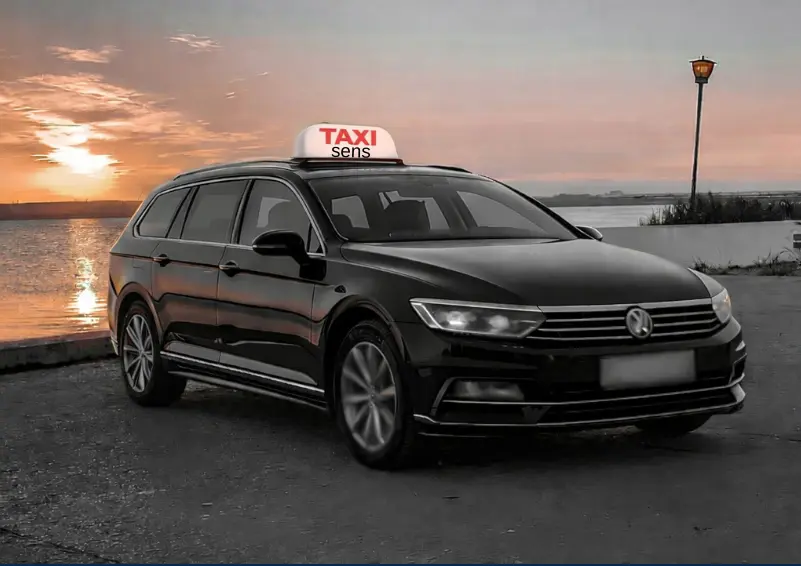 un taxi avec un arriere plan ensoleillé